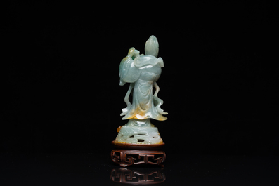 Een Chinese jade sculptuur van een dame op houten sokkel, Qing