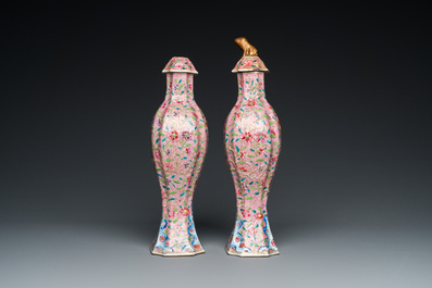 Paire de vases couverts en porcelaine de Chine famille rose, Yongzheng
