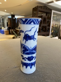 Vase en porcelaine de Chine en bleu et blanc &agrave; d&eacute;cor de chevaux volant, Ming