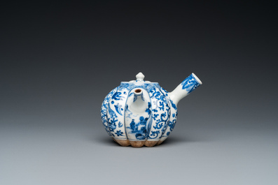 A Japanese blue and white Arita hot water kettle, Edo, 17/18th C.