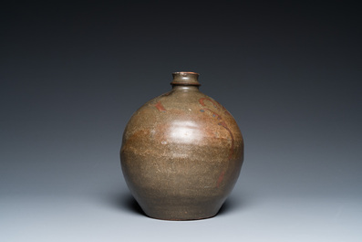 Vase de forme globulaire en gr&egrave;s porcelaineux &agrave; &eacute;mail brun &agrave; d&eacute;cor floral, Chine, Song