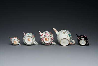 Cinq th&eacute;i&egrave;res couvertes en porcelaine de Chine famille rose et de style Imari, Yongzheng/Qianlong