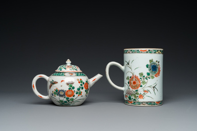 Une th&eacute;i&egrave;re et une chope en porcelaine de Chine famille verte, Kangxi