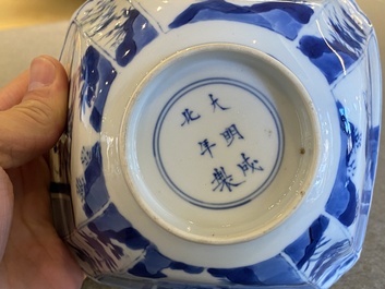 Bol de forme carr&eacute;e en porcelaine de Chine en bleu et blanc, marque de Chenghua, Kangxi