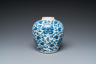 Vase en porcelaine de Chine en bleu et blanc &agrave; d&eacute;cor de rinceaux de fleurs, &eacute;poque Transition