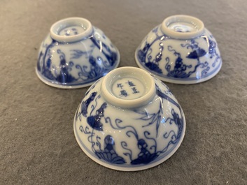 Trois bols en porcelaine de Chine en bleu et blanc &agrave; d&eacute;cor de vignes, marque et &eacute;poque de Yongzheng