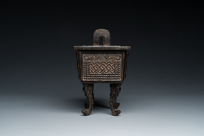Een Chinese bronzen 'Fang Ding' wierookbrander, Ming