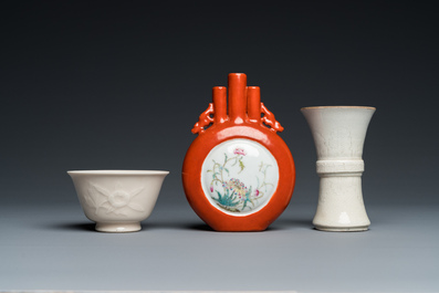 Un vase en porcelaine de Chine famille rose, un vase en blanc de Chine et un bol de Dehua, Qing et R&eacute;publique