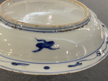 Assiette en porcelaine de Chine en bleu et blanc &agrave; d&eacute;cor de canards aupr&egrave;s d'un &eacute;tang aux lotus, Wanli