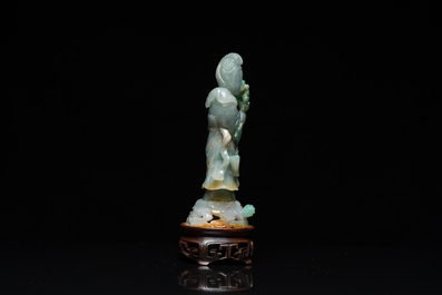 Sculpture d'une femme en jade sur socle en bois, Chine, Qing