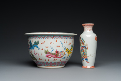 Un vase en porcelaine de Chine famille rose &agrave; d&eacute;cor 'Wu Shuang Pu' et une jardini&egrave;re aux lions bouddhistes, R&eacute;publique