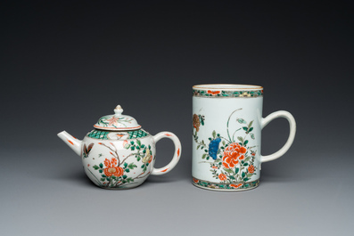 Une th&eacute;i&egrave;re et une chope en porcelaine de Chine famille verte, Kangxi