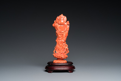 Een Chinese bloedkoralen sculptuur van Guanyin staande op een lotustroon, 19e eeuw