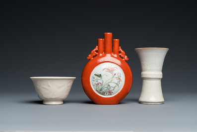 A Chinese famille rose vase, a blanc de Chine vase and a Dehua bowl, Qing and Republic