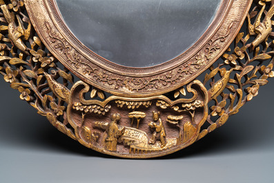 Een ovale Chinese opengewerkte vergulde houten spiegel, 19e eeuw