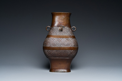 Een Chinese archa&iuml;sche bronzen 'fanghu' vaas, Ming