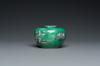 Een Chinese verte biscuit waterpot met prunusbloemen, 19e eeuw