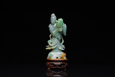 Een Chinese jade sculptuur van een dame op houten sokkel, Qing