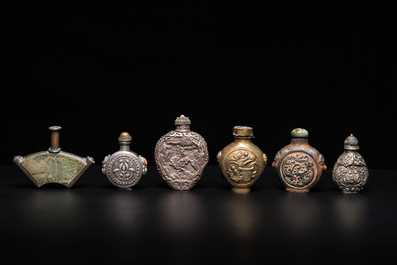 Eleven Chinese Canton enamel, cloisonn&eacute;, silver and other metal snuff bottles, 19/20th C.