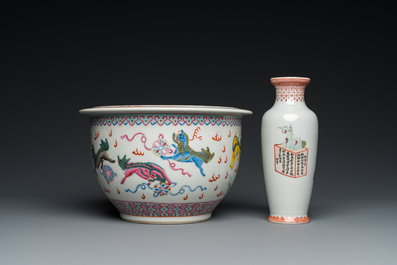 Un vase en porcelaine de Chine famille rose &agrave; d&eacute;cor 'Wu Shuang Pu' et une jardini&egrave;re aux lions bouddhistes, R&eacute;publique