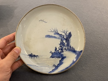 Een Chinees blauw-wit 'Bleu de Hue' bord voor de Vietnamese markt, Th&agrave;nh H&oacute;a Ni&ecirc;n Ch&eacute; 成化年製 merk, ca. 1840