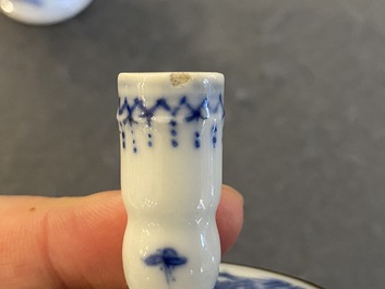 Paire de bougeoirs en porcelaine de Chine 'Bleu de Hue' pour le Vietnam, marque de Kim Ngoc Cam Kee 金玉錦記, 19&egrave;me