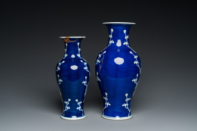 Twee Chinese blauw-witte 'prunus' vazen met kintsugi herstellingen, Qianlong merk, 20e eeuw