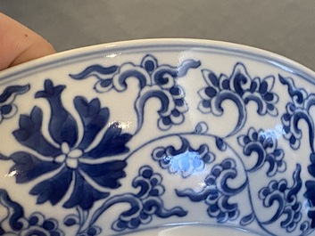 Twee Chinese blauw-witte 'lotus' borden, Qianlong merk en periode