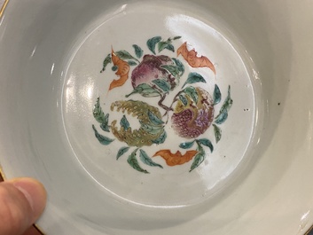 Bol en porcelaine de Chine famille rose &agrave; d&eacute;cor de papillons, marque et &eacute;poque de Jiaqing