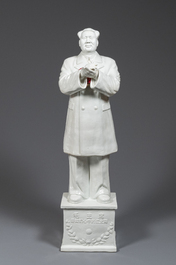 Een uitzonderlijk grote Chinese wit-geglazuurde sculptuur van Mao Zedong, Culturele Revolutie, gedat. 1967