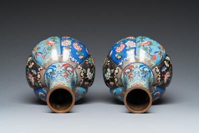 Paire de vases de forme bouteille en &eacute;maux cloisonn&eacute;s, Chine, 19&egrave;me