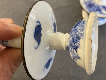 Een paar Chinese blauw-witte 'Bleu de Hue' kandelaars voor de Vietnamese markt, Kim Ngoc Cam Kee 金玉錦記 merk, 19e eeuw