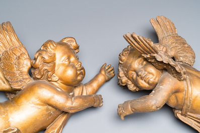 Paire d'anges ail&eacute;s en bois sculpt&eacute; et dor&eacute;, probablement Flandres, 1&egrave;re moiti&eacute; du 18&egrave;me