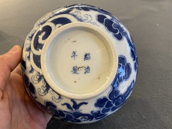 Bol en porcelaine de Chine 'Bleu de Hue' pour le Vietnam, marque Thiệu Trị  紹治年製, 19&egrave;me