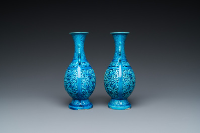 Paire de vases en porcelaine de Chine en turquoise monochrome &agrave; d&eacute;cor de lotus, R&eacute;publique