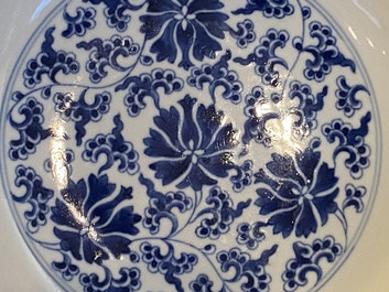 Twee Chinese blauw-witte 'lotus' borden, Qianlong merk en periode