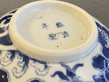 Bol en porcelaine de Chine 'Bleu de Hue' pour le Vietnam, marque Thiệu Trị  紹治年製, 19&egrave;me