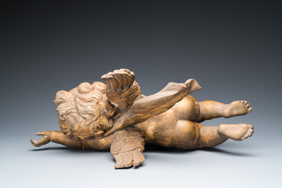 Paire d'anges ail&eacute;s en bois sculpt&eacute; et dor&eacute;, probablement Flandres, 1&egrave;re moiti&eacute; du 18&egrave;me