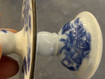 Paire de bougeoirs en porcelaine de Chine 'Bleu de Hue' pour le Vietnam, marque de Kim Ngoc Cam Kee 金玉錦記, 19&egrave;me