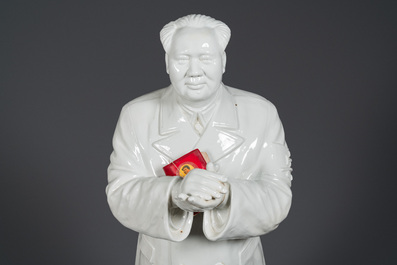 Een uitzonderlijk grote Chinese wit-geglazuurde sculptuur van Mao Zedong, Culturele Revolutie, gedat. 1967