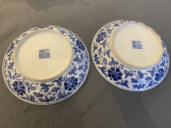 Twee Chinese blauw-witte 'lotus' borden, Qianlong merk en periode