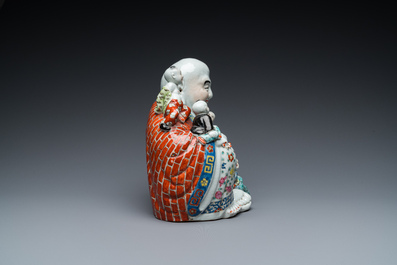 Bouddha en porcelaine de Chine famille rose, marque Zhu Mao Ji Zao 朱茂記造, R&eacute;publique