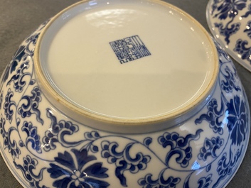 Twee Chinese blauw-witte 'lotus' borden, Qianlong merk en periode