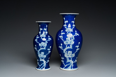 Twee Chinese blauw-witte 'prunus' vazen met kintsugi herstellingen, Qianlong merk, 20e eeuw