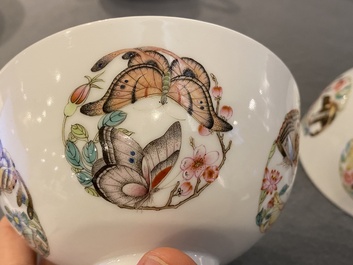 Paire de bols en porcelaine de Chine famille rose &agrave; d&eacute;cor de papillons, marque de Yongzheng, probablement R&eacute;publique