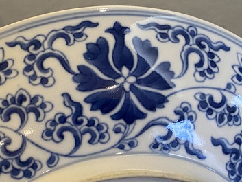 Twee Chinese blauw-witte 'lotus' borden, Qianlong merk en periode