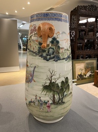 Grand vase de forme 'hu' en porcelaine de Chine famille rose &agrave; d&eacute;cor d'une sc&egrave;ne fluviale, marque de Qianlong, R&eacute;publique