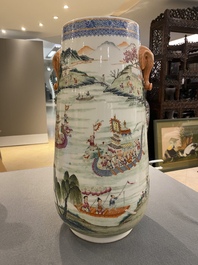 Grand vase de forme 'hu' en porcelaine de Chine famille rose &agrave; d&eacute;cor d'une sc&egrave;ne fluviale, marque de Qianlong, R&eacute;publique