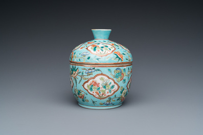 Bol couvert de type 'chupu' en porcelaine de Chine famille rose pour le march&eacute; Straits ou Peranakan, 19&egrave;me