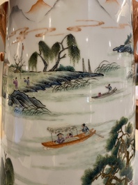 Grand vase de forme 'hu' en porcelaine de Chine famille rose &agrave; d&eacute;cor d'une sc&egrave;ne fluviale, marque de Qianlong, R&eacute;publique